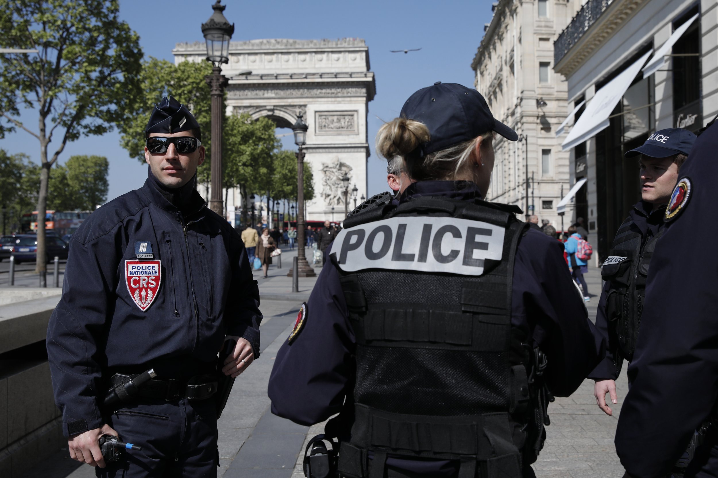 Pajserom pretukao trojicu policajaca u predgrađu Pariza
