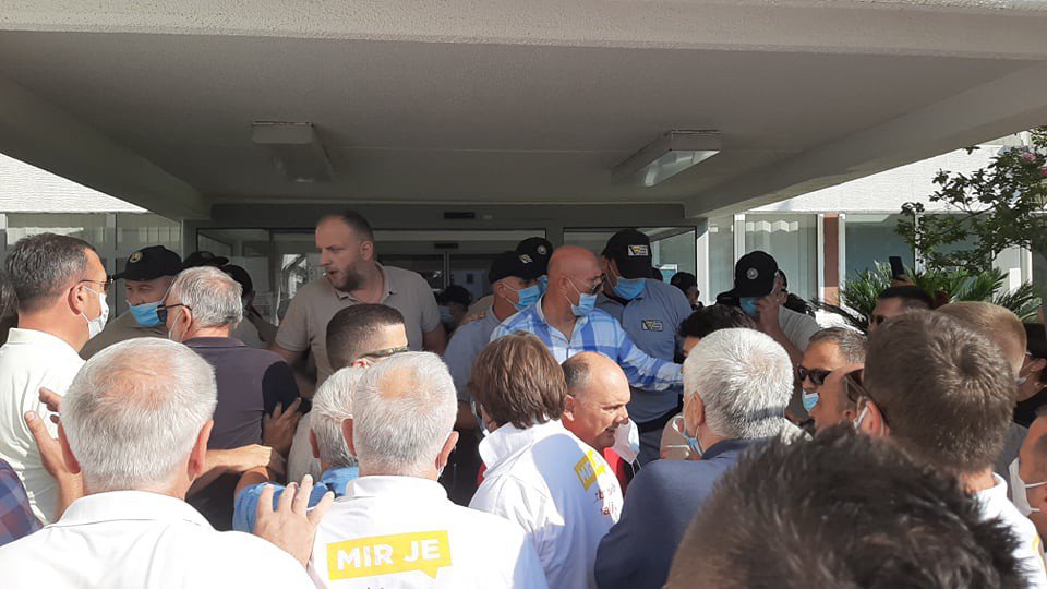 (VIDEO) Nemiri ispred Opštine Budva: Carević i Radović ponovo ostali isped vrata