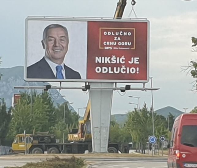 U rodnom gradu Đukanovića postavljen najveći bilbord DPS-a