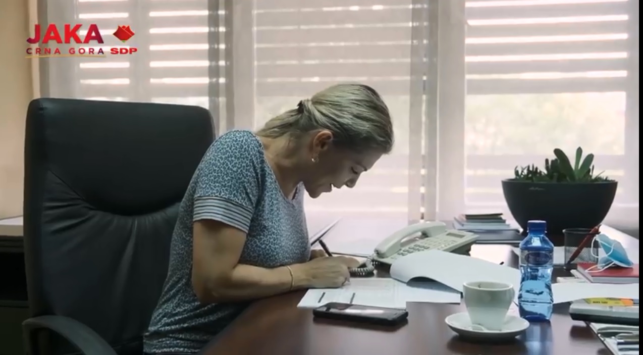 Snimak: Kako predsjednica SDP-a telefonom komunicira sa podržavaocima