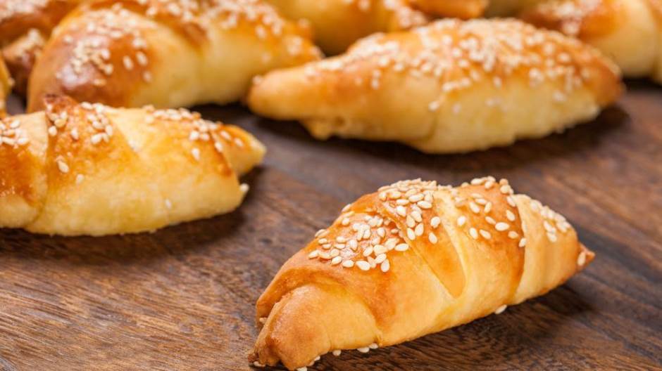 Kiflice sa feta sirom, spremaju se brzo, jedu još brže