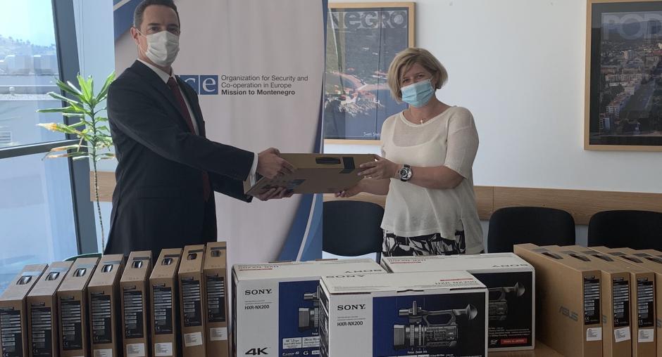 Misija OEBS-a u Crnoj Gori podržala Odsjek za novinarstvo tehničkom opremom
