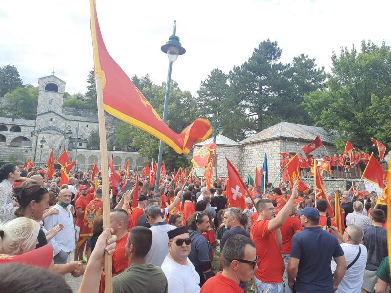 (Foto i video) Na CETINJU VELIČANSTVEN SKUP: I stari i mladi poručuju “ne damo te CRNA GORO”