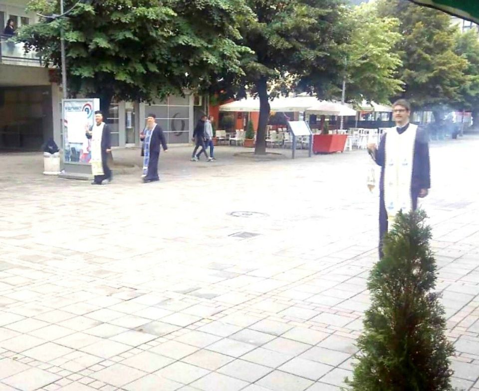 Zbog korone sveštenici MCP okadili beranske ulice