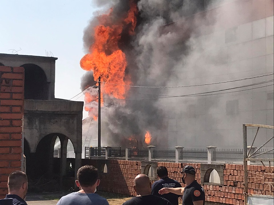 (FOTO – VIDEO) Avioni MUP-a pomažu u gašenju požara: 25 vatrogasaca na terenu, pomažu i građani