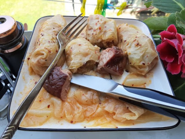 Sarma sa suvom slaninom i rebarcima