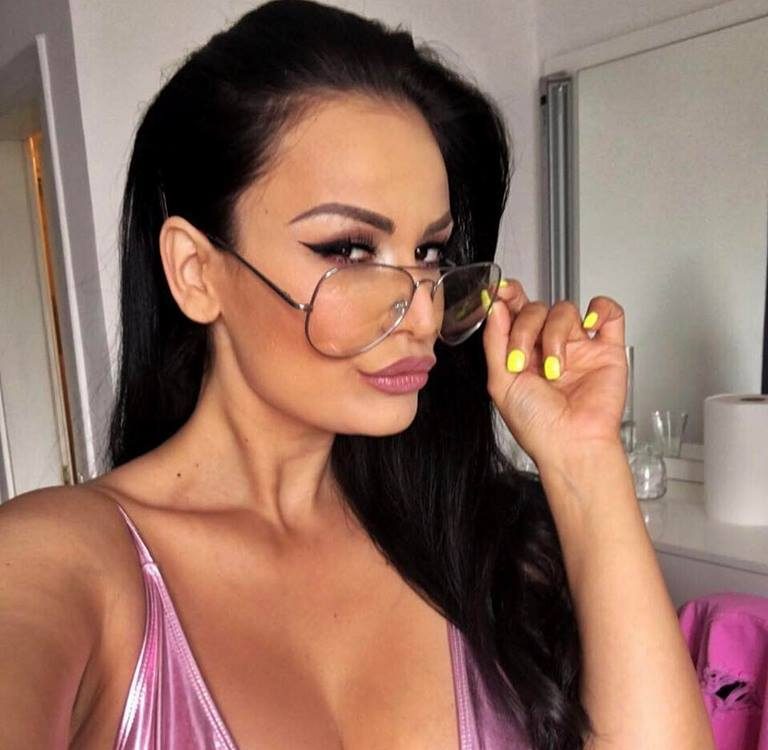 INDI SE UDALA U TAJNOSTI? (FOTO)