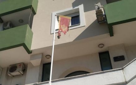 Na zgradi Državnog arhiva zapaljena crnogorska zastava