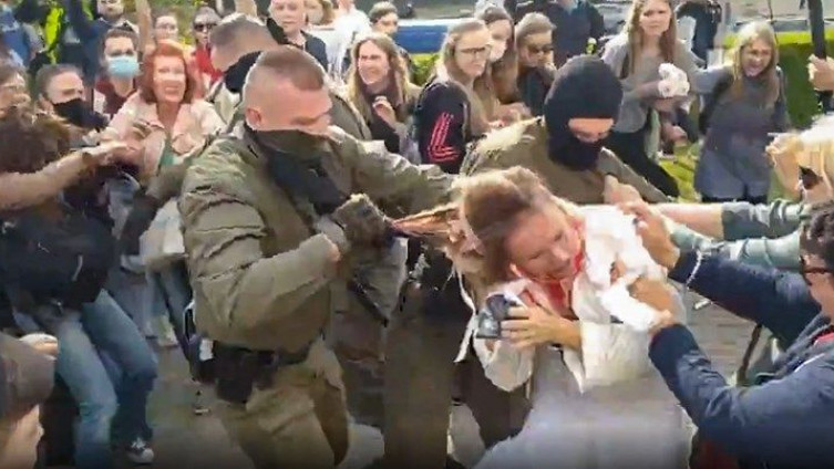 Na protestima u Bjelorusiji privedene 442 osobe