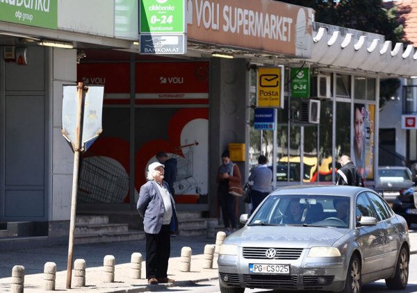 (FOTO) Nastavak provokacija u Tuzima: Trobojka osvanula u Vranju