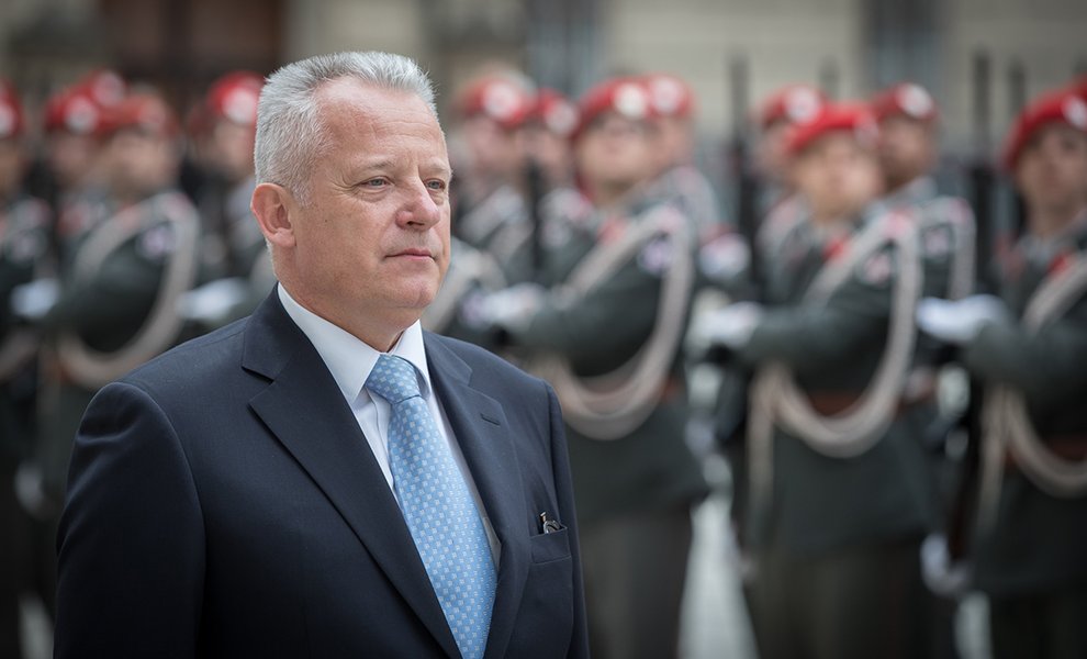 Ambasador Željko Perović- Abazoviću: Ne cjelivajte ruke onima koji proklinju moju djecu