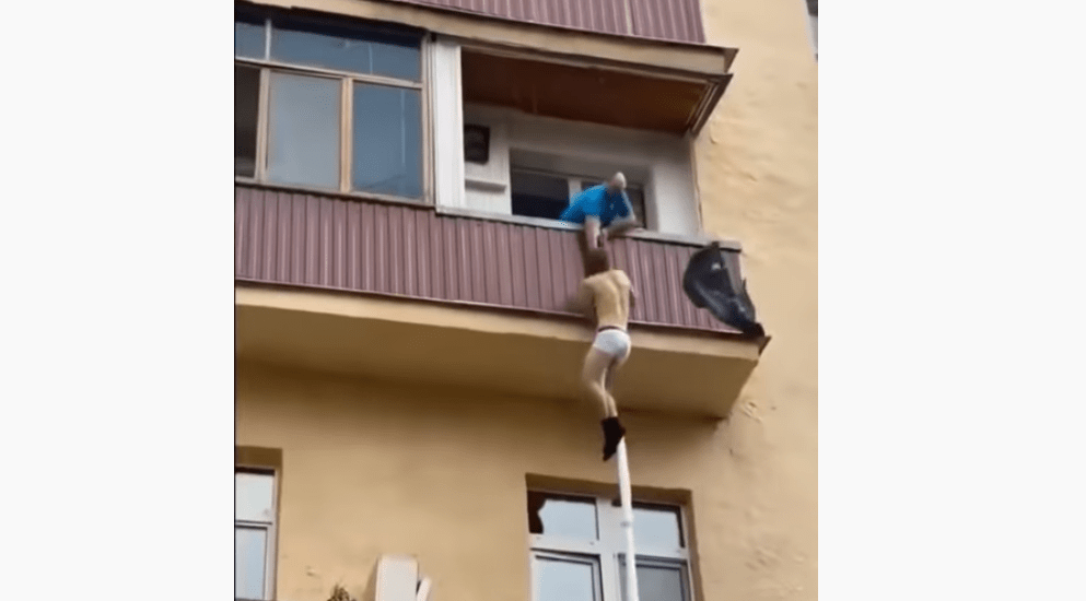 KAD MUŽ UHVATI LJUBAVNIKA U GAĆAMA to izgleda OVAKO (VIDEO)