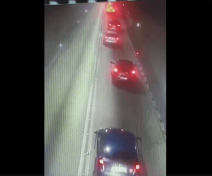 (VIDEO) OVAKO su dva vozača preticala u tunelu Sozina