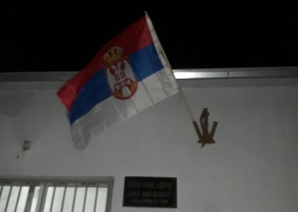 Mataguži: Srpska zastava na Domu omladine