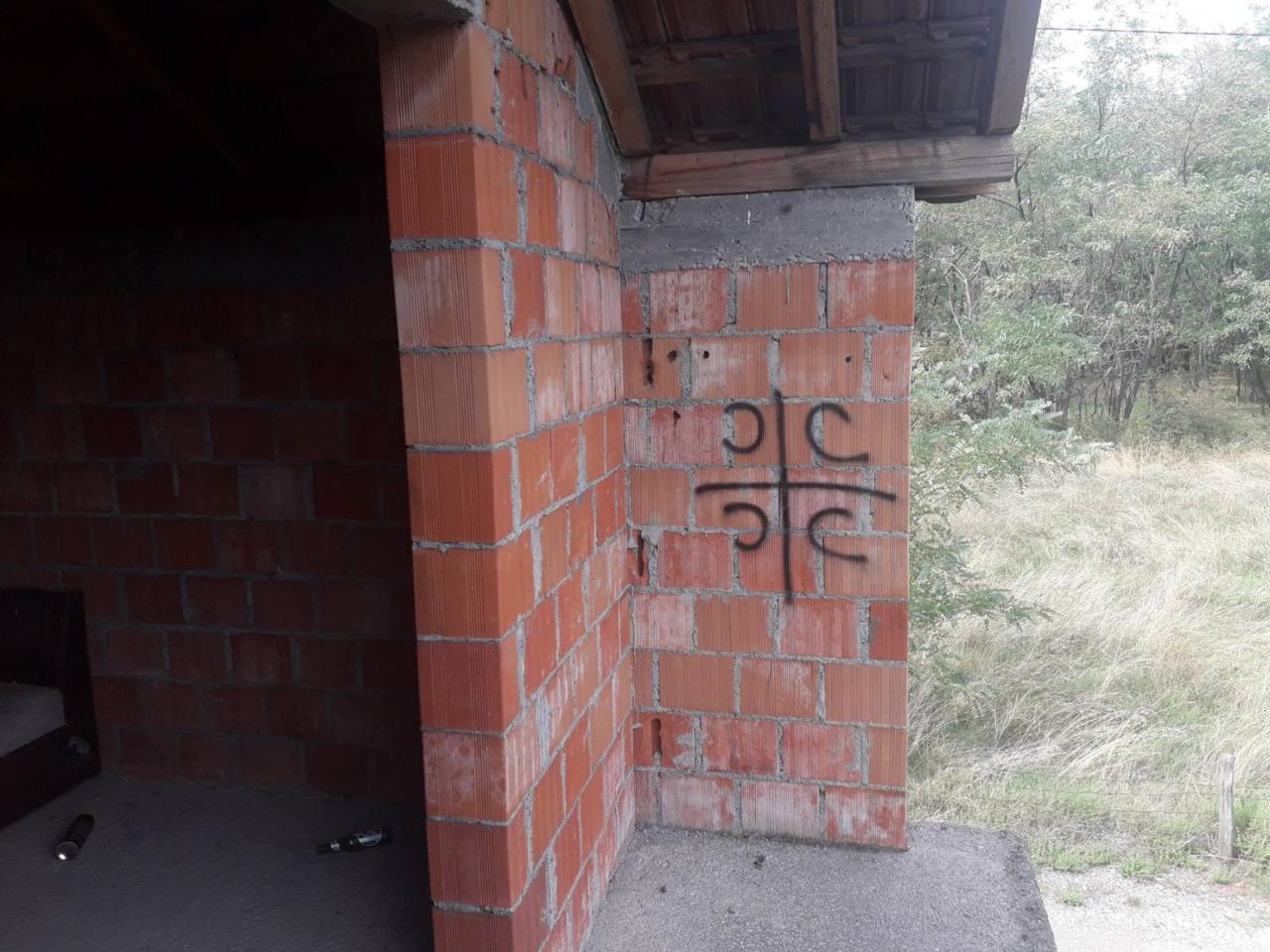 Ekstremisti ostavili pečat i u Dajbabama, ispisani grafiti na zidovima kuće u izgradnji