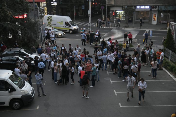 Protest ispred zgrade RTS-a zbog gostovanja Vučića