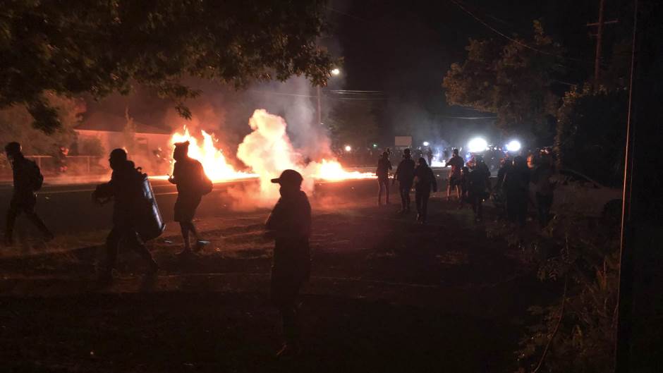 Demonstranti u Portlandu bacali “vatrene bombe” na policiju