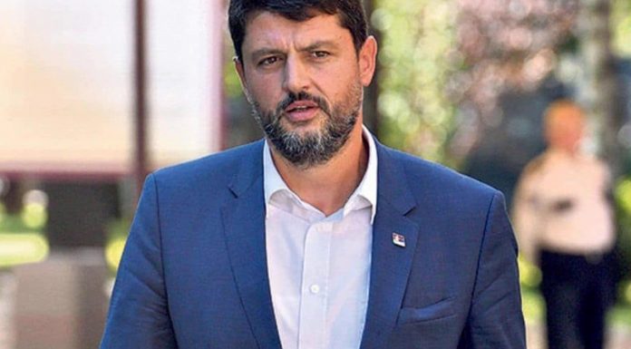 Ambasada Srbije u CG: Osuđujemo zlonamjerne napade na Vučića i Srbiju