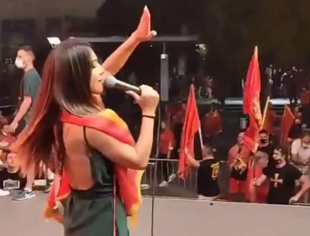 (VIDEO) Ovako Jadranka pjeva JAČI SMO OD SRBIJE patriotama! “Ja sam Crnogorka volim svoje, neću nikome da se izvinjavam”