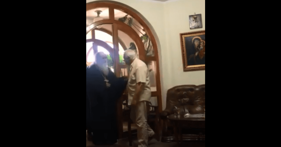 ONAMO, ‘NAMO… doček Amfilohija nakon izbora u četničkom duhu (VIDEO)