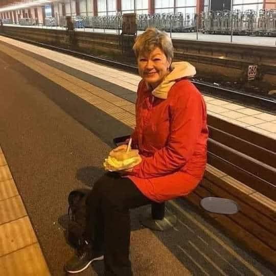 (FOTO) Švedska ministarka rada čeka voz za povratak kući, sendvič kupljen na peronu