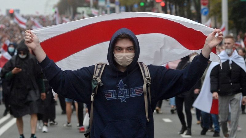 Policija vodenim topovima na demonstrante u Minsku
