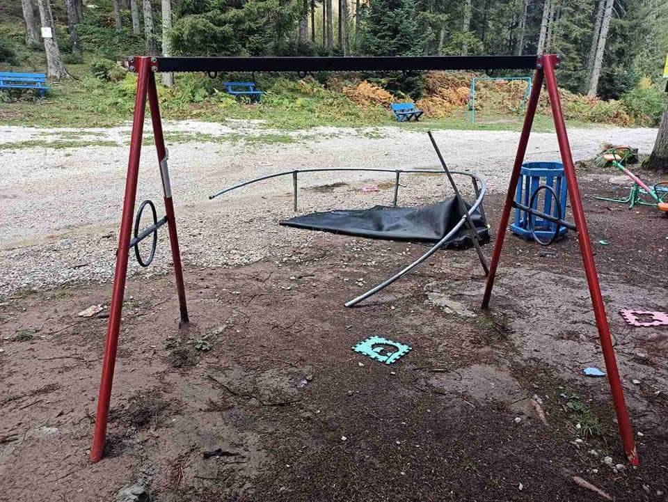 Uništen mobilijar u park šumi “Brezovačko brdo” u Rožajama