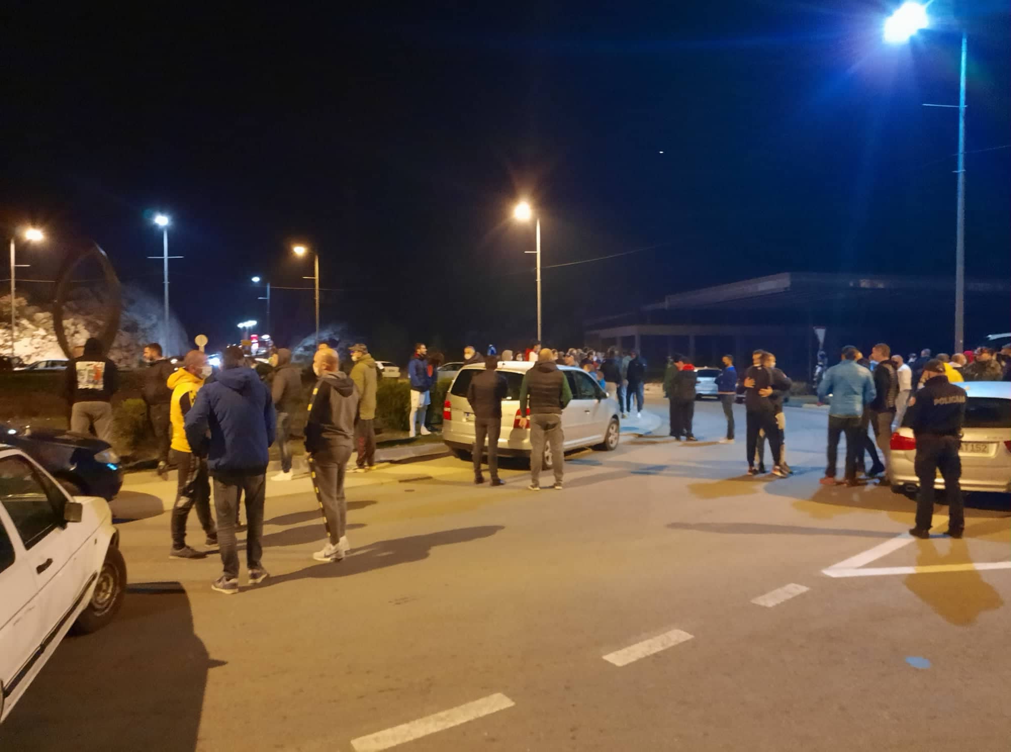 Cetinjski ugostitelji blokirali kružni tok: Ukoliko NKT ne preispita odluku blokade će biti svake večeri