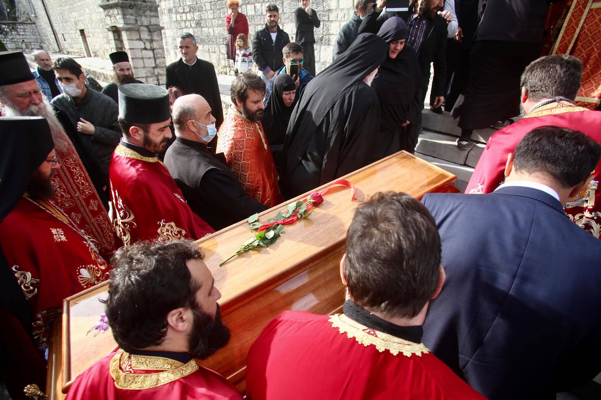 FOTO I VIDEO: Amfilohija prenijeli na Cetinje, veliki broj vjernika ispred Cetinjskog manastira