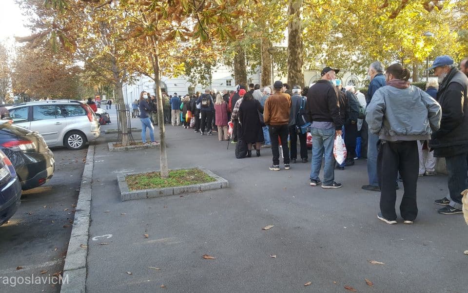 Ogromni redovi za besplatne obroke u Beogradu (VIDEO)