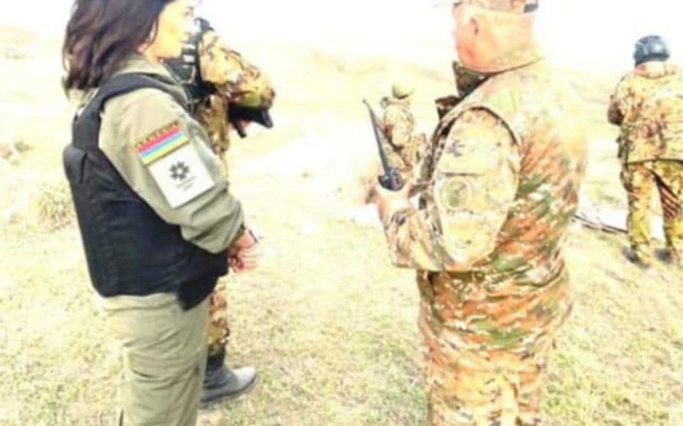 Supruga jermenskog premijera u Nagorno-Karabahu s puškom na ramenu