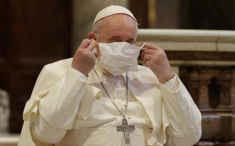 Papa prvi put nosio masku na molitvi