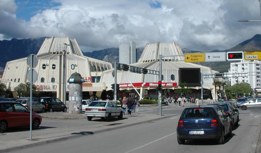 Zalutali metak probio haubu vozila parkiranog u centru Bara