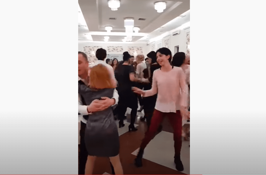 OVAKO se BRANI muž – Da li je ovo najljubomornija supruga ikada? (VIDEO)
