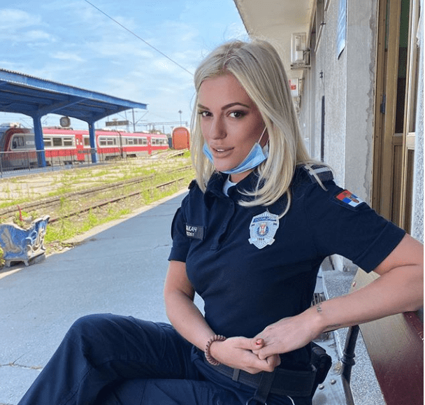 Atraktivna policajka je “kopija” Nataše Bekvalac (FOTO)