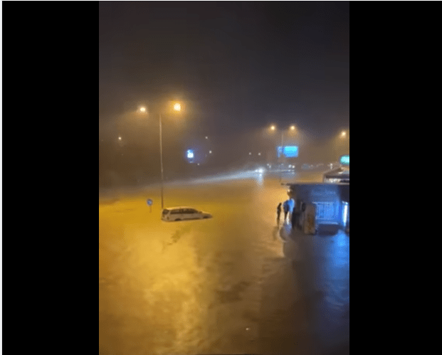 Dramatično u Baru: Poplavljene ulice, saobraćaj paralisan, spašena porodica! (VIDEO)