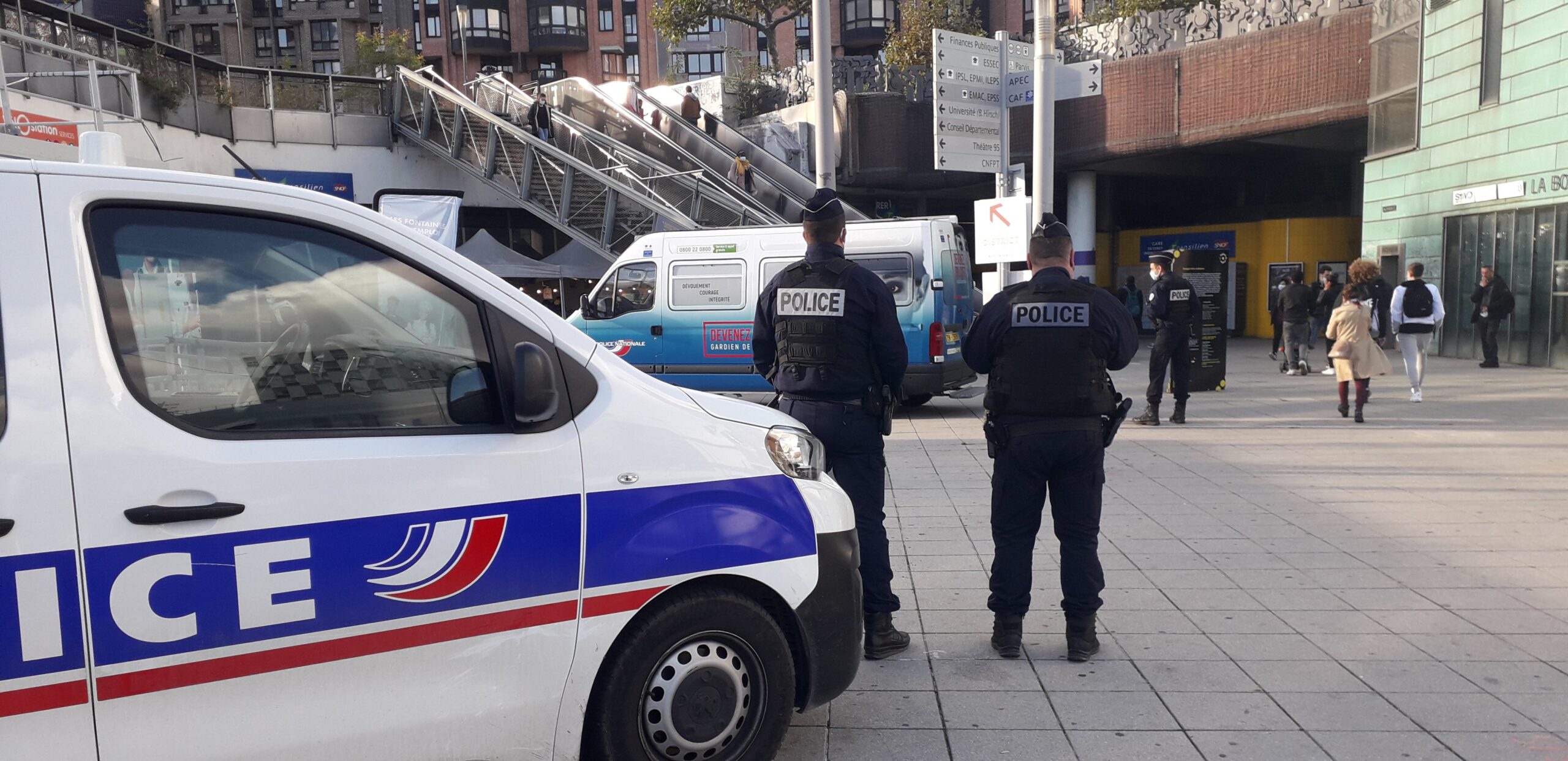 Pariz: Odrubio glavu muškarcu, prijetio policiji pa upucan