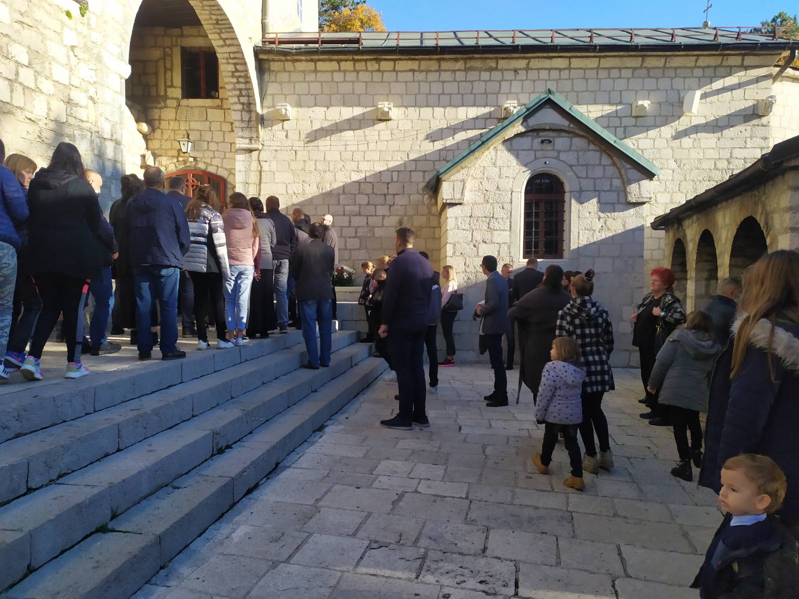 ( FOTO/VIDEO) CETINJE : Veliki broj vjernika oprašta se s molitvom i svijećama od Amfilohija