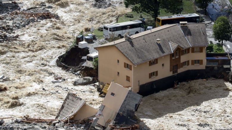 Poplave u Francuskoj i Italiji, spasioci tragaju za nestalima