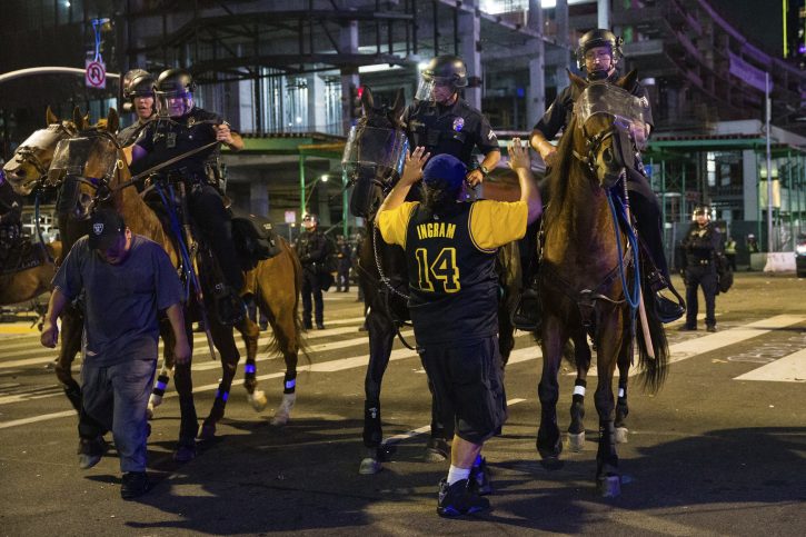 Sukob navijača i policije, opšti haos u Los Anđelesu
