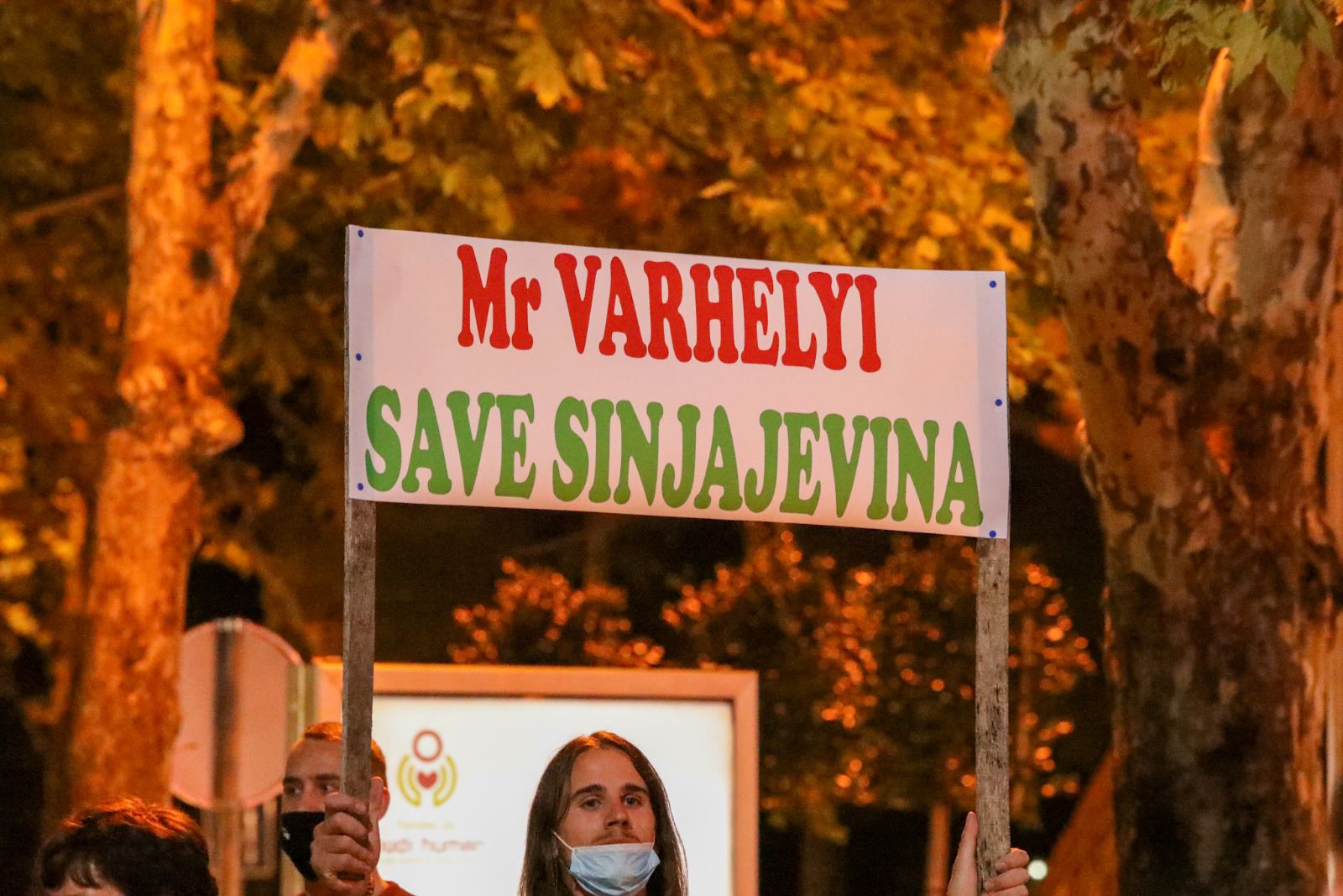Tokom posjete Varheljija protest ispred Skupštine – Sačuvajmo Sinjajevinu