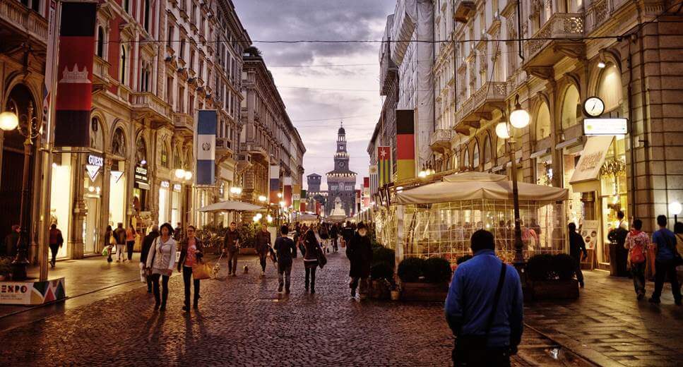Par kažnjen sa 400 eura jer se ljubio na ulici