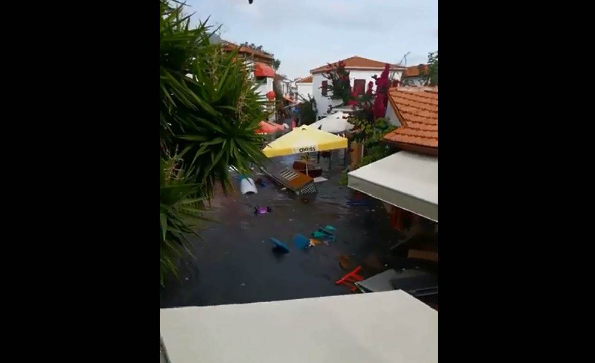 (VIDEO) IZMIR: More poplavilo ulice nakon snažnog zemljotresa
