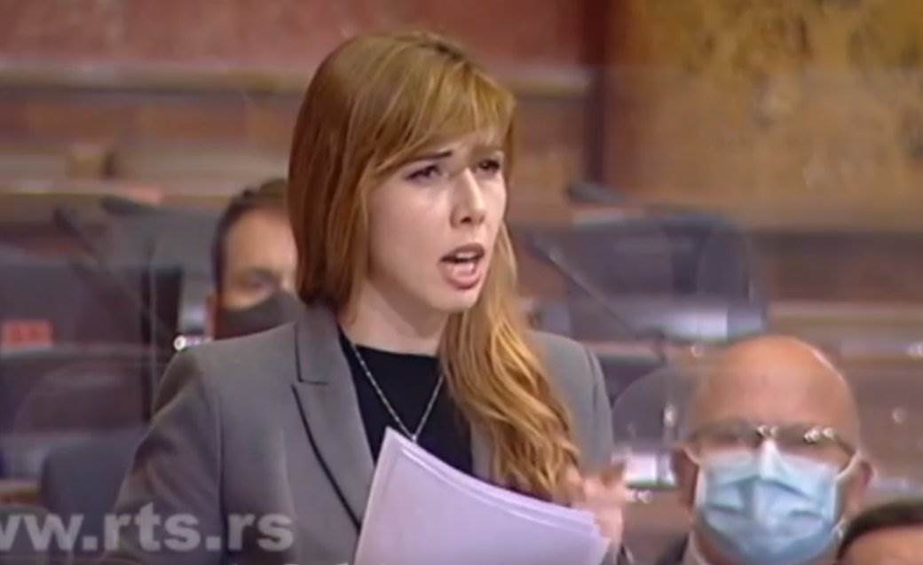 (VIDEO)OSVJEŽENJE U SKUPŠTINI SRBIJE: Poslanica repovala – “mnoge mi stvari kipte u glavi”