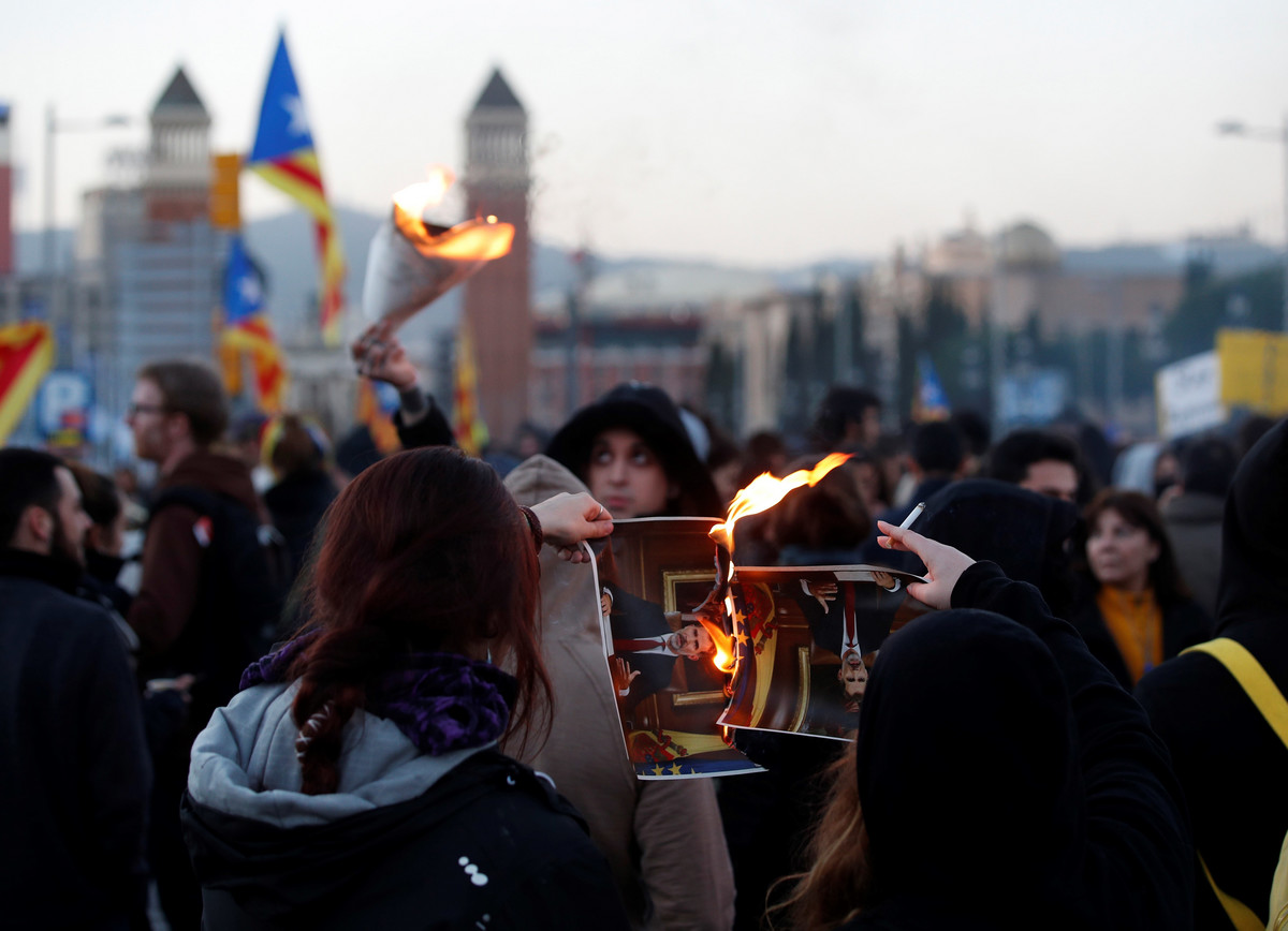 PROTESTI U KATALONIJI Kralja i premijera u Barseloni dočekali SEPARATISTI (FOTO)