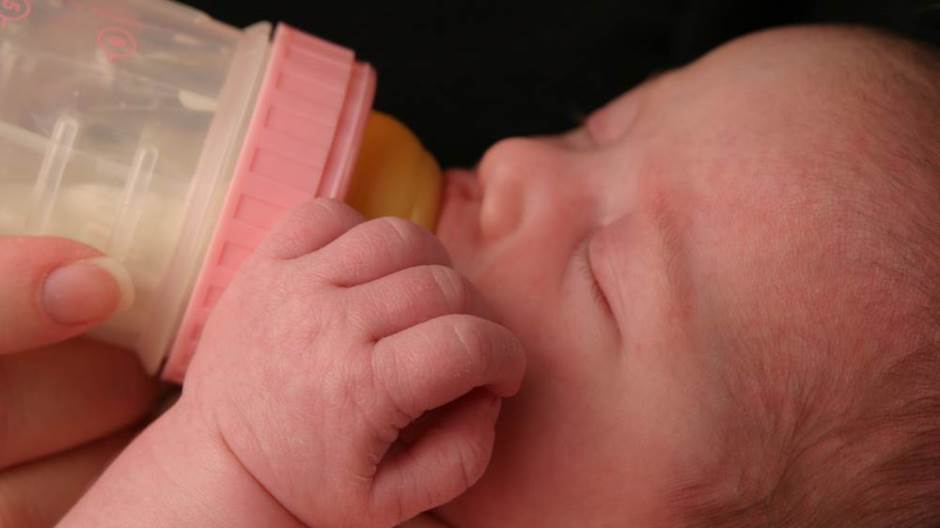 Naučnici traže da se hitno istraži koliko su flašice za bebe bezbjedne
