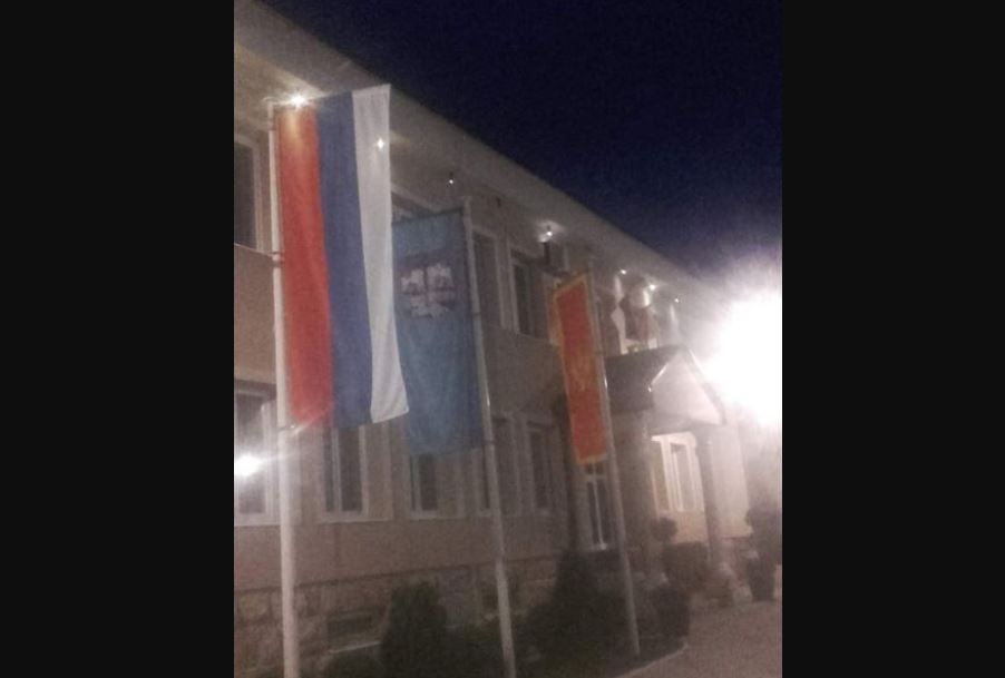 Srpska trobojka u Andrijevici: Je li već dobila status zvaničnog simbola, a da ne znamo?