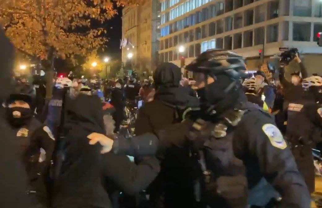 (VIDEO) SUKOB GRAĐANA I POLICIJE ISPRED BIJELE KUĆE: Tenzije oko izbora rastu