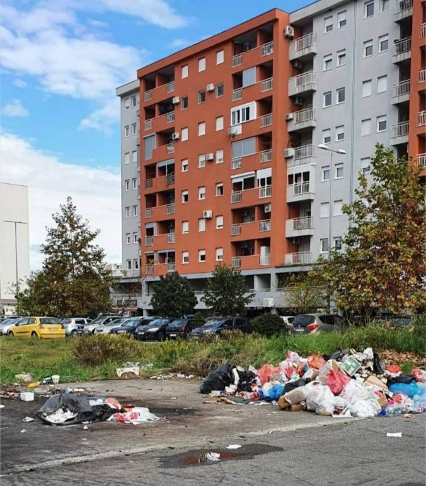 Građani ne koriste podzemne kontejnere, otpad bacaju na ulicu