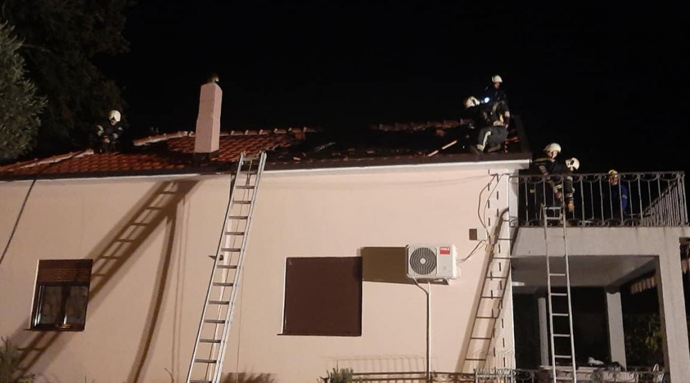 (FOTO) Izgorio veći dio krova na kući u Radoševićima